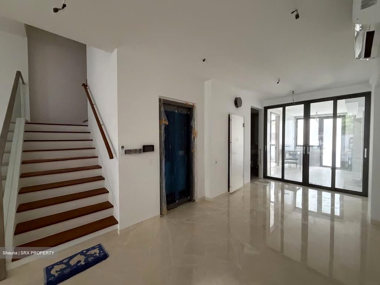 Simon Lane (D19), Terrace #536574091